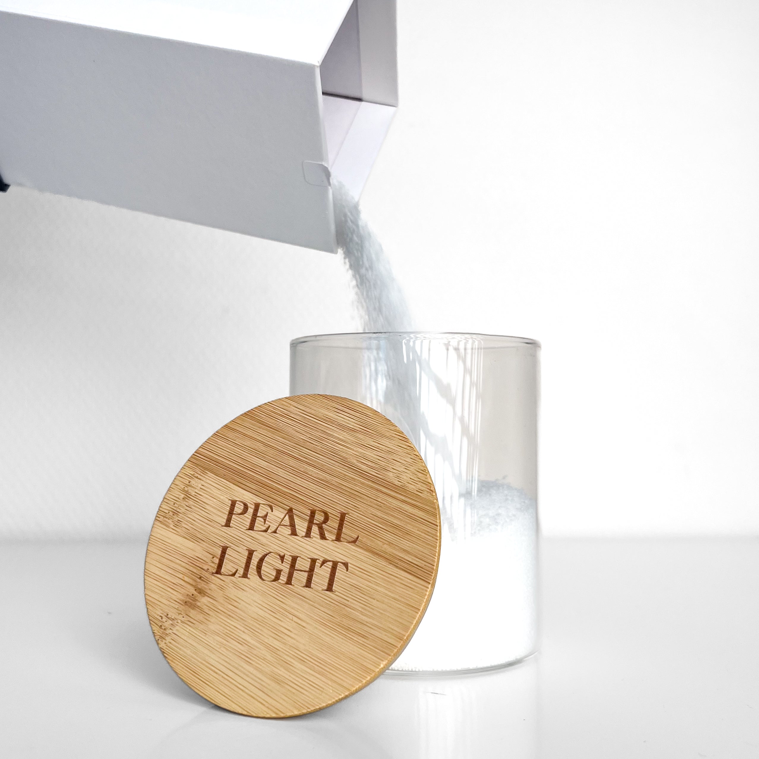 Glasvase m. Graveret Trælåg